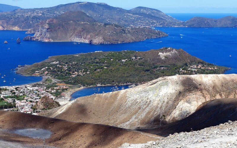 Tre giorni a Lipari: itinerario completo — Ascensione al Gran Cratere (386), Panorama. Sullo sfondo al centro l'isola di Lipari, Vulcanello, la spiaggia le Sabbie Nere a nord e Sabbie