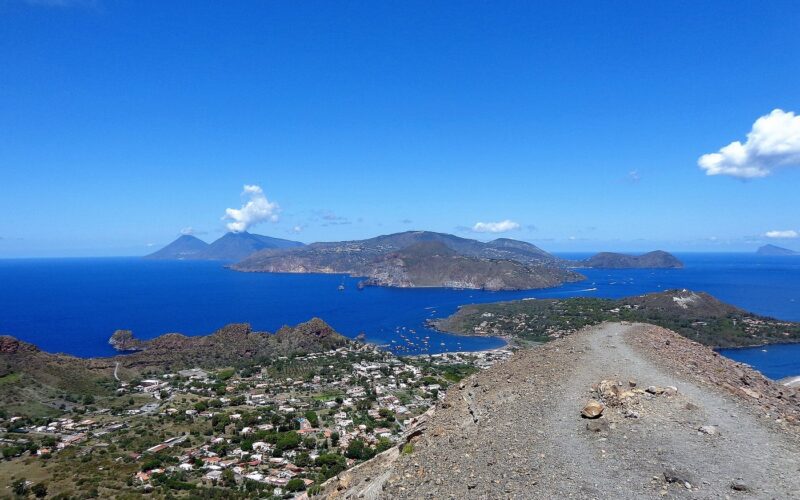 Il giro panoramico di Lipari in scooter — Ascensione al Gran Cratere (386), Panorama. Sullo sfondo al centro l'isola di Lipari, a sinistra il profilo di Salina, a destra Vulcanello c