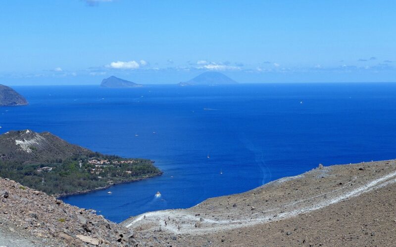 Un itinerario fotografico tra alba e tramonto — Ascensione al Gran Cratere (386), Panorama. Sullo sfondo al centro l'isola di Lipari col monte Rosa, al centro Vulcanello, l'isola di Panare