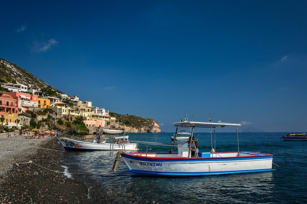 Soggiornare a Canneto vicino al mare — Two beach taxi boats at the beatch of Canneto on the island Lipari, Italy, Sicily.