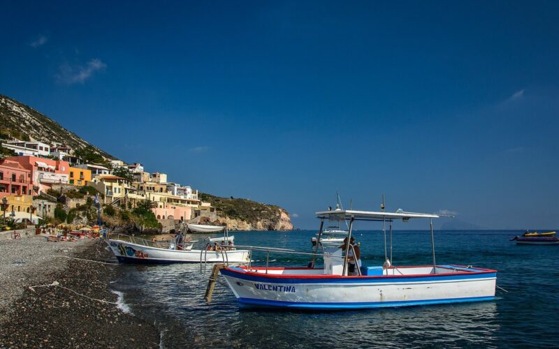 Soggiornare a Canneto vicino al mare — Two beach taxi boats at the beatch of Canneto on the island Lipari, Italy, Sicily.