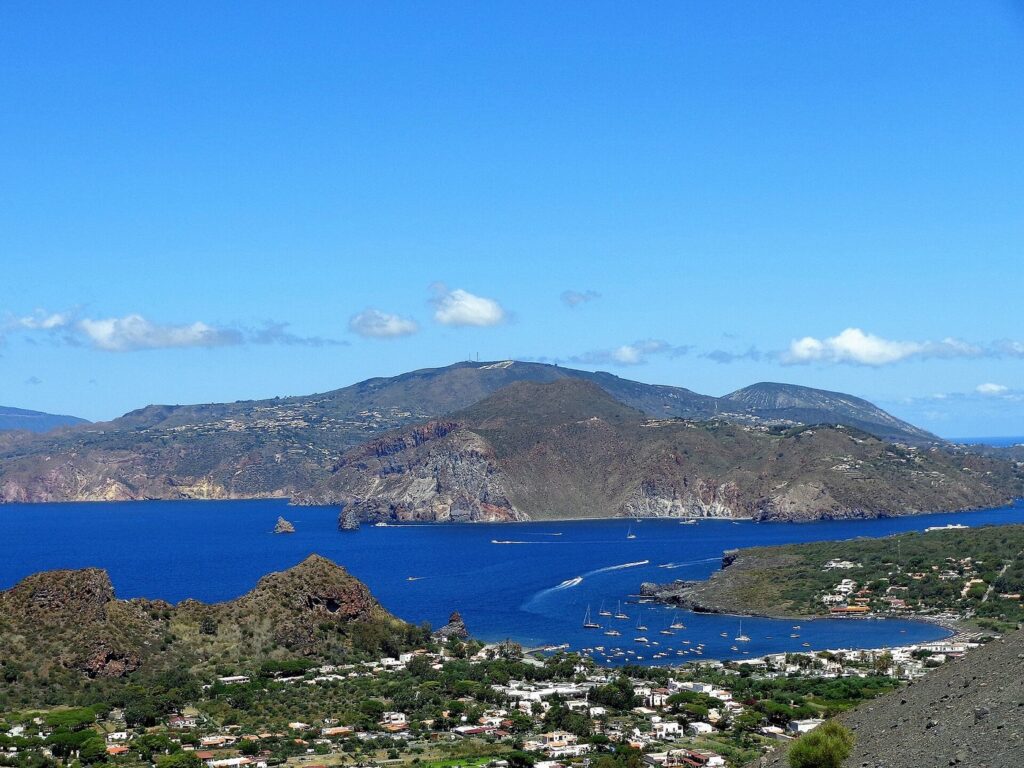 Alloggi con vista mare a Lipari: cosa valutare — Ascensione al Gran Cratere (386), Panorama. Sullo sfondo l'isola di Lipari, a destra in basso la spiaggia Sabbie Nere.