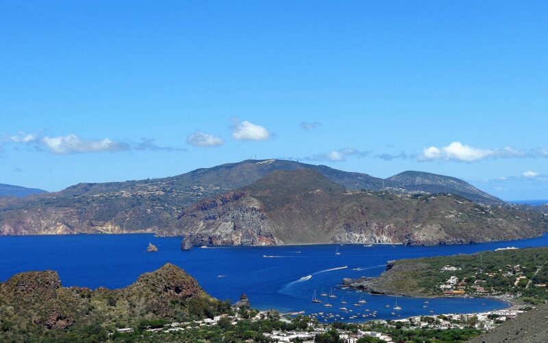 Alloggi con vista mare a Lipari: cosa valutare — Ascensione al Gran Cratere (386), Panorama. Sullo sfondo l'isola di Lipari, a destra in basso la spiaggia Sabbie Nere.
