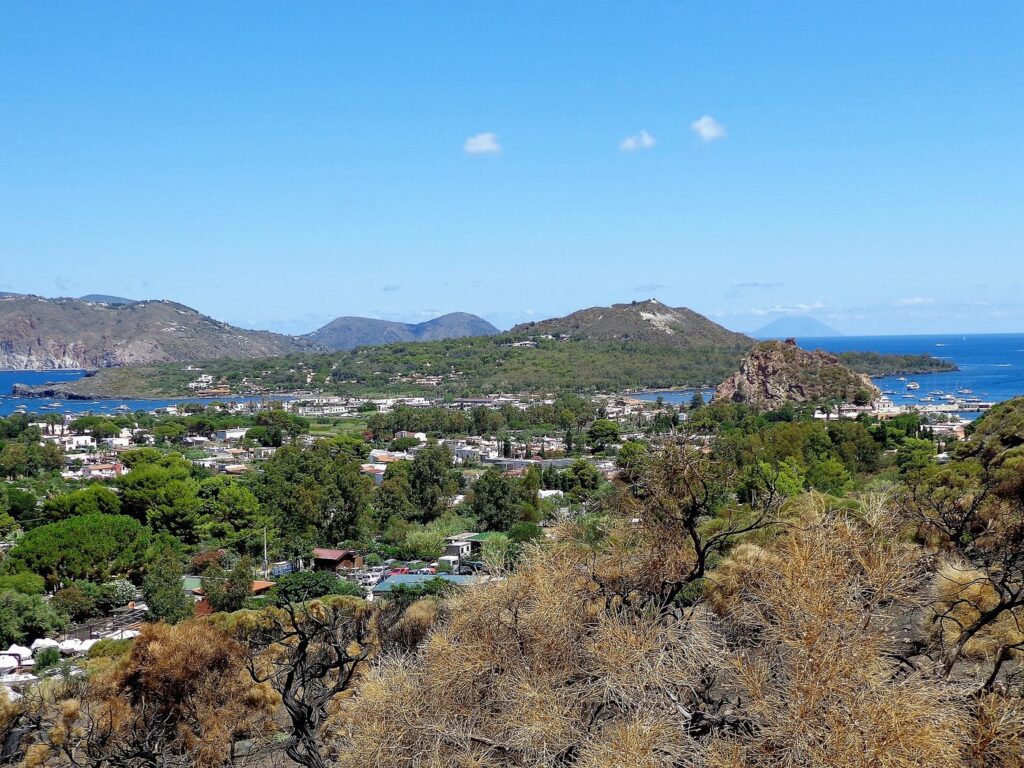 Soggiornare a Lipari con bambini: zone e servizi utili — Ascensione al Gran Cratere (386), Panorama. Sullo sfondo l'isola di Lipari, al centro Vulcanello.