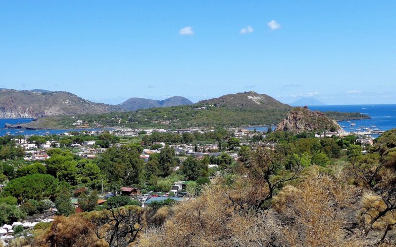 Soggiornare a Lipari con bambini: zone e servizi utili — Ascensione al Gran Cratere (386), Panorama. Sullo sfondo l'isola di Lipari, al centro Vulcanello.
