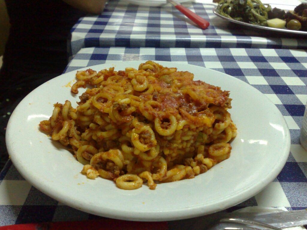 Cosa mangiare a Lipari: piatti e sapori eoliani — Pasta al forno (anelletti) (Palermo)