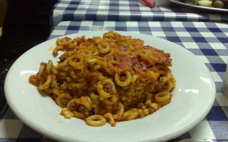 Cosa mangiare a Lipari: piatti e sapori eoliani — Pasta al forno (anelletti) (Palermo)