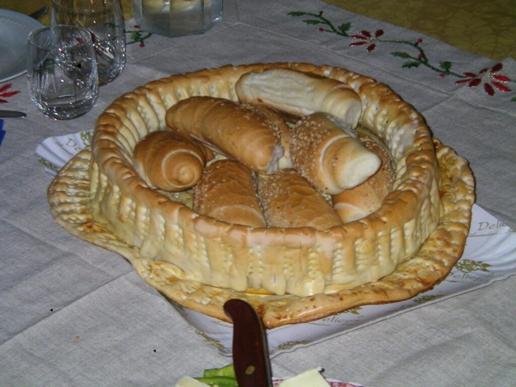 La cucina eoliana tra capperi, pesce e malvasia — Cestino di pane, fatto di pasta di pane - Brotkorb, aus Brotteig hergestellt