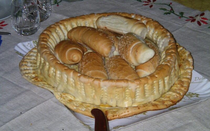 La cucina eoliana tra capperi, pesce e malvasia — Cestino di pane, fatto di pasta di pane - Brotkorb, aus Brotteig hergestellt