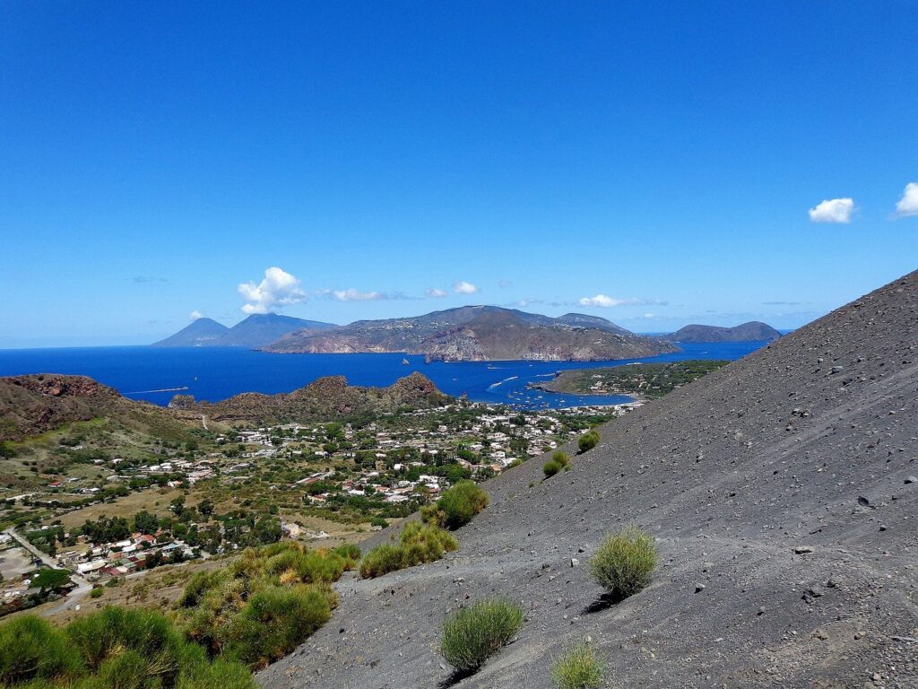 Come prenotare un alloggio a Lipari in alta stagione — Ascensione al Gran Cratere (386), Panorama. Sullo sfondo al centro l'isola di Lipari, a sinistra i due coni di Salina.