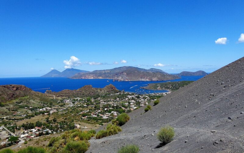 Come prenotare un alloggio a Lipari in alta stagione — Ascensione al Gran Cratere (386), Panorama. Sullo sfondo al centro l'isola di Lipari, a sinistra i due coni di Salina.
