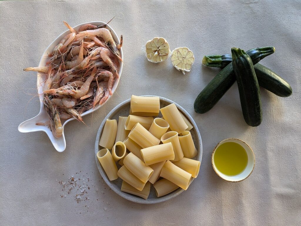 Dove mangiare a Lipari: come scegliere il locale giusto — Ingredients of the "paccheri con gamberi" dish: paccheri pasta, shrimps, zucchini, garlic, olive oil, salt