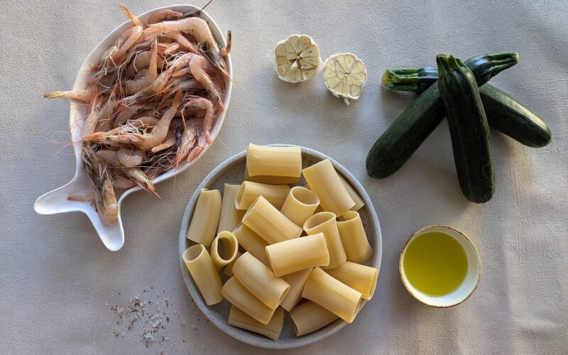Dove mangiare a Lipari: come scegliere il locale giusto — Ingredients of the "paccheri con gamberi" dish: paccheri pasta, shrimps, zucchini, garlic, olive oil, salt