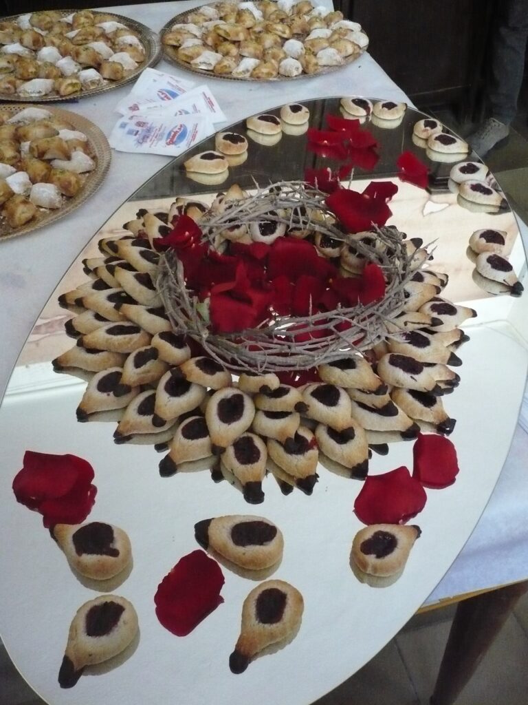 Dolci eoliani da assaggiare durante il viaggio — Spina santa of Caltanissetta, sweet used to be prepared for the Holy Crucifix festivity by the Sisters of the Benedectine Monastery of Calta