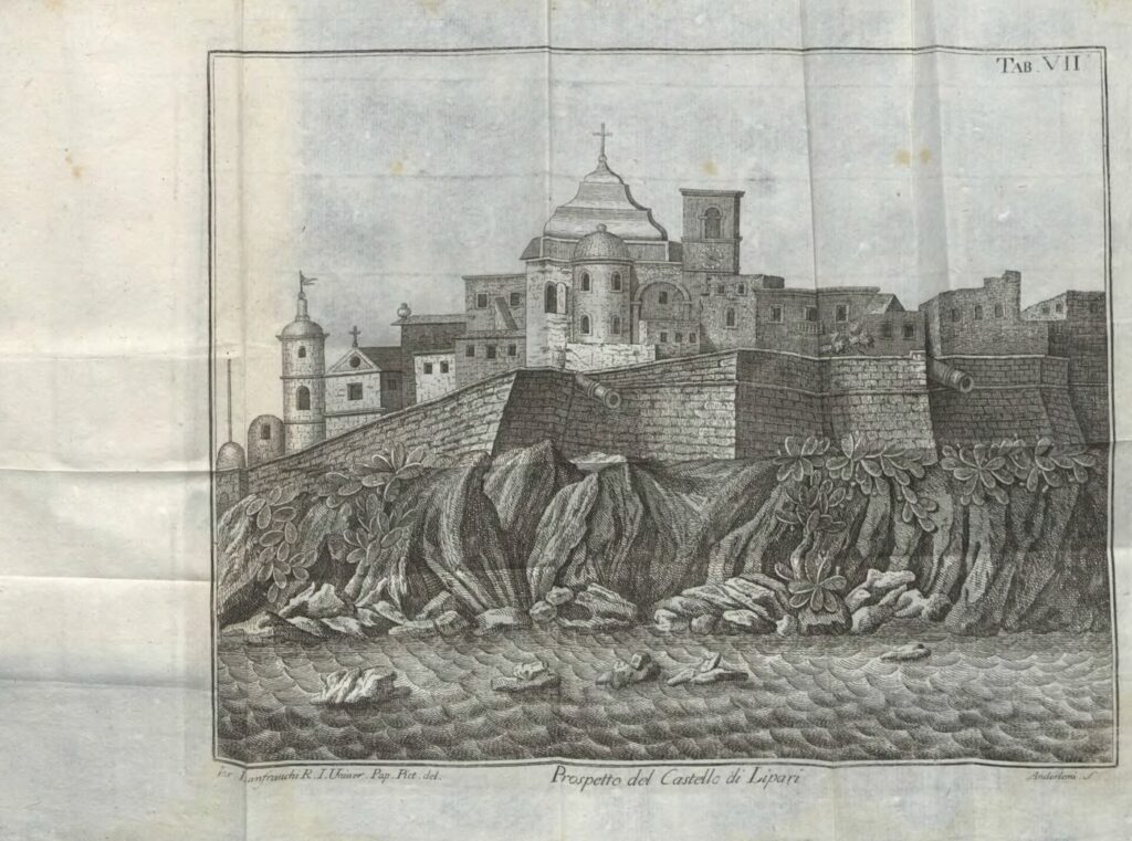 Il Castello di Lipari: cosa vedere nella cittadella — File:Viaggi alle Due Sicilie e in alcune parti dell'Appennino, vol. 2, 1792 - BEIC IE6332532 Prospetto del castello di Lipari.jpg