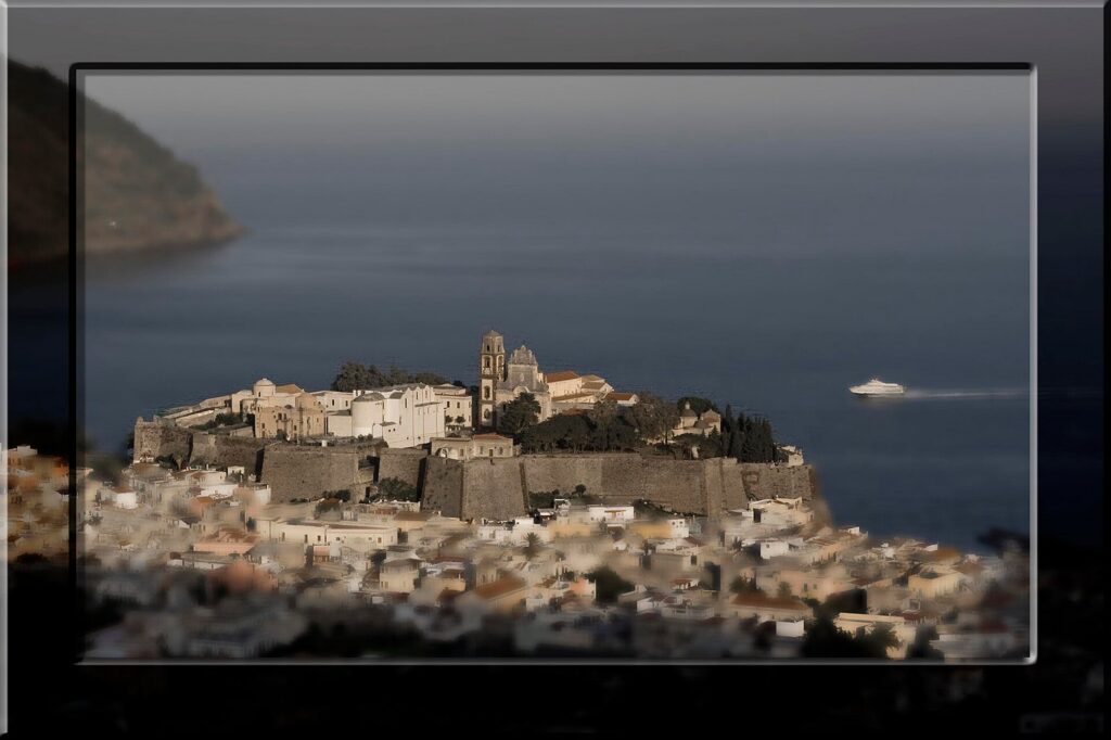 Le incursioni e la ricostruzione di Lipari nel Cinquecento — Vue de la cathédrale et de la citadelle de Lipari (Sicile)