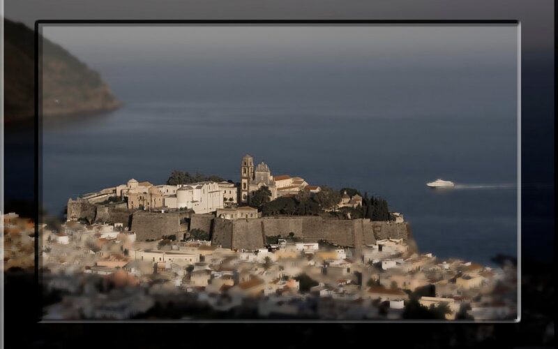 Le incursioni e la ricostruzione di Lipari nel Cinquecento — Vue de la cathédrale et de la citadelle de Lipari (Sicile)