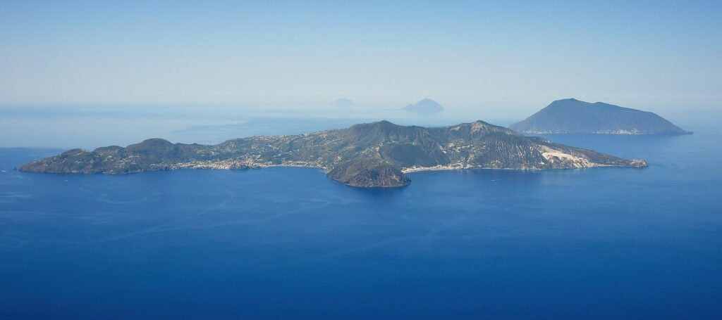 Miti e leggende legati a Lipari e alle Eolie — Aerial image of Lipari (view from the east)