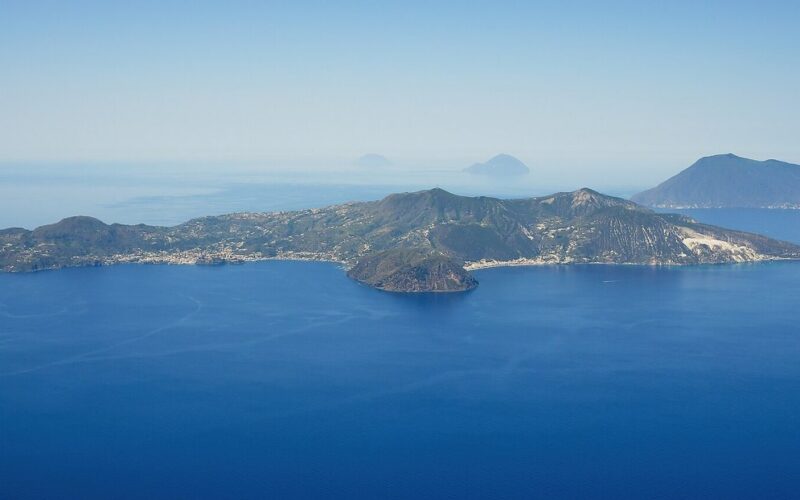 Miti e leggende legati a Lipari e alle Eolie — Aerial image of Lipari (view from the east)