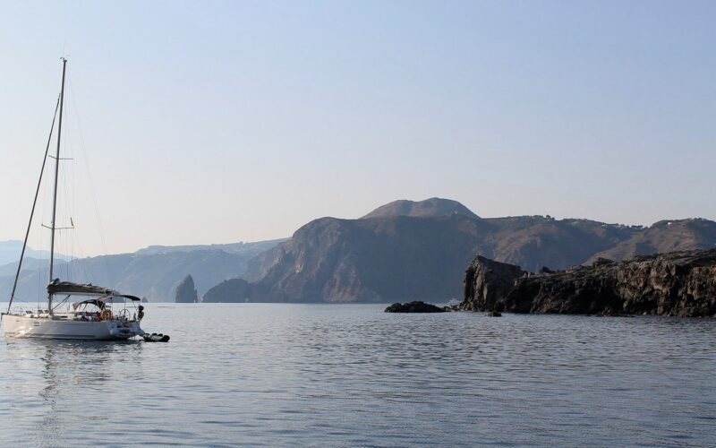 Geologia delle coste di Lipari tra falesie e calette — Sailing toward Porto di Ponente , along the coast of Vulcanello