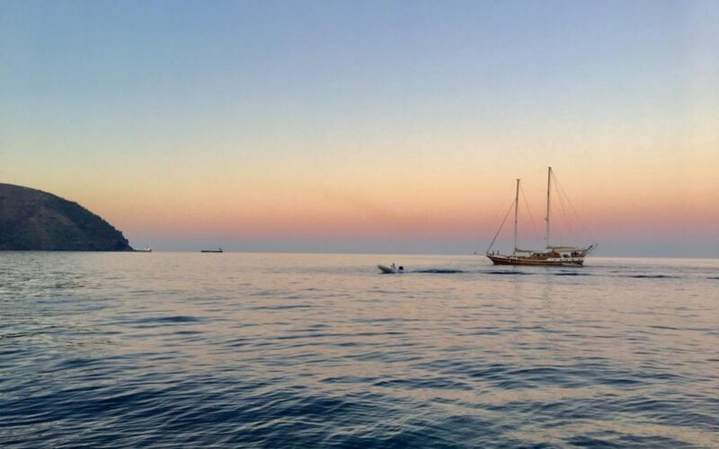Marina Lunga: arrivi, passeggiate e vita del porto — Immagine del porto di Marina Corta, CIttà di Lipari.