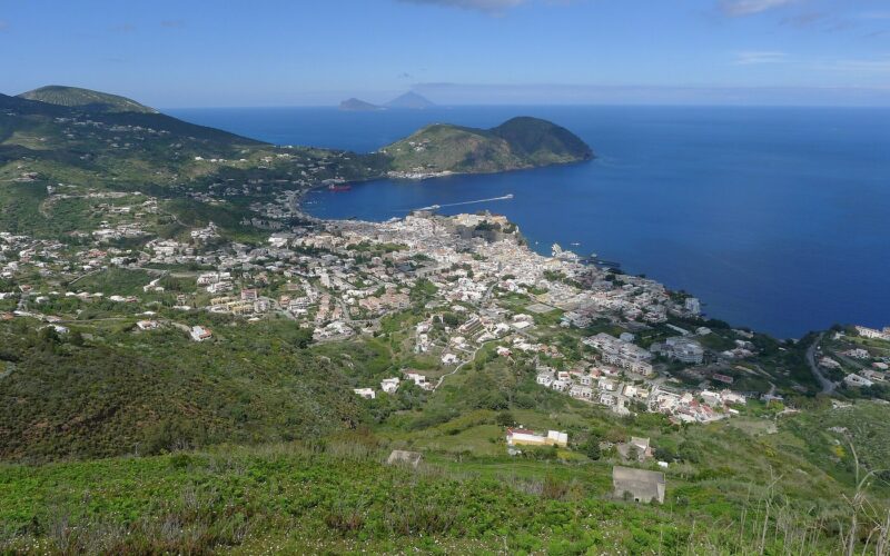 Acquacalda: il volto tranquillo del nord di Lipari — View of Lipari from Monte Guardia. Panarea und Stromboli in the background
