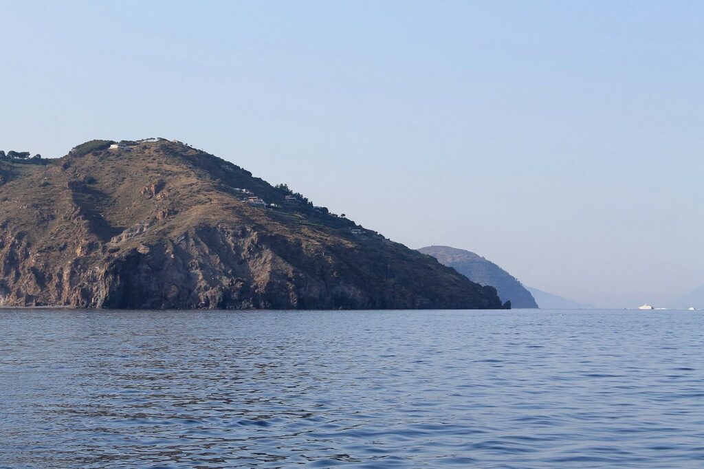 Cosa fare a Lipari oltre il mare — Sailing toward Porto di Ponente , along the coast of Vulcanello