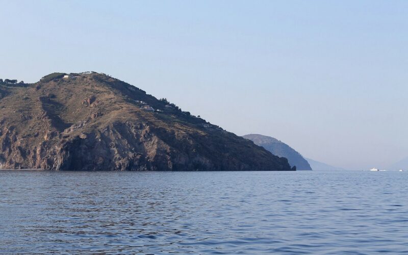 Cosa fare a Lipari oltre il mare — Sailing toward Porto di Ponente , along the coast of Vulcanello