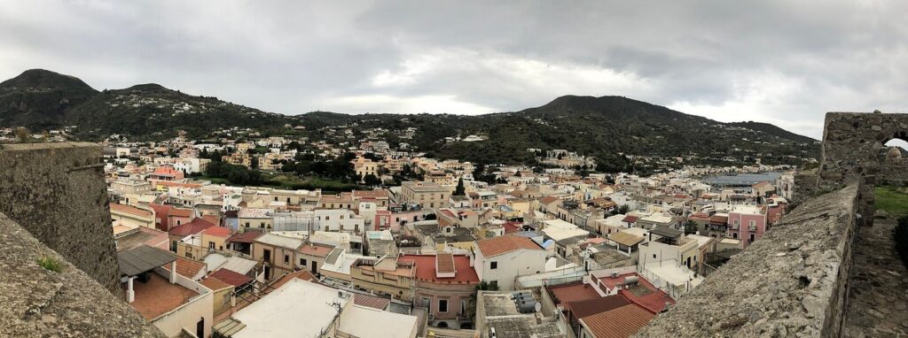 Lipari per chi ama camminare — Panorama di Lipari dal Castello