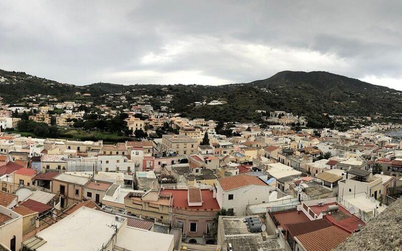 Lipari per chi ama camminare — Panorama di Lipari dal Castello