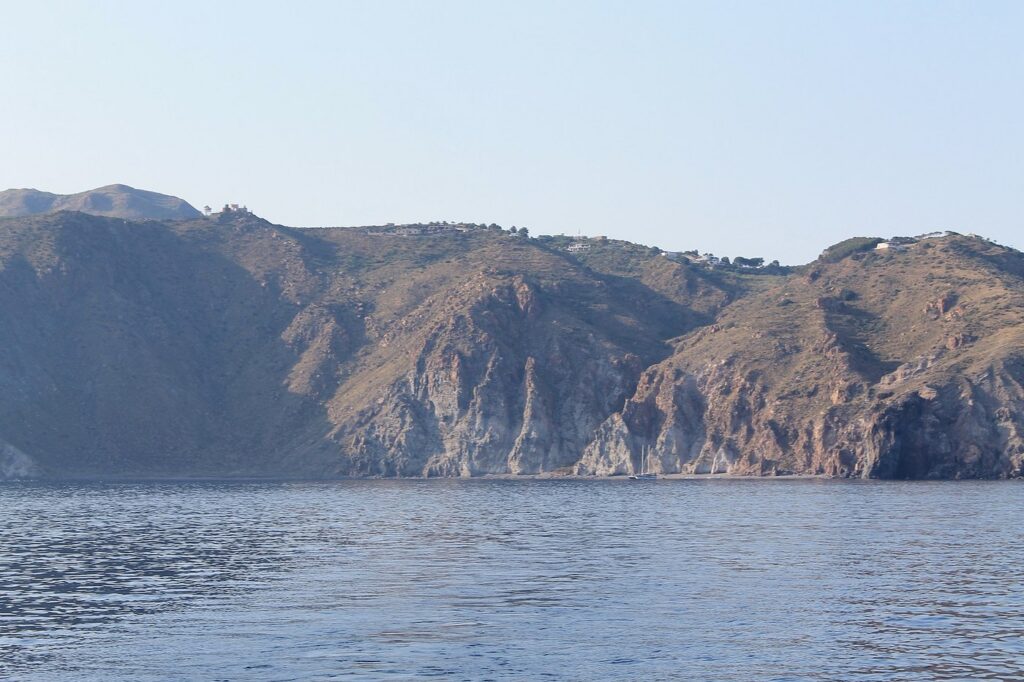 Cosa fare a Lipari quando il mare è mosso — Sailing toward Porto di Ponente , along the coast of Vulcanello