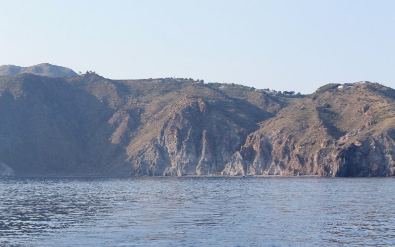 Cosa fare a Lipari quando il mare è mosso — Sailing toward Porto di Ponente , along the coast of Vulcanello