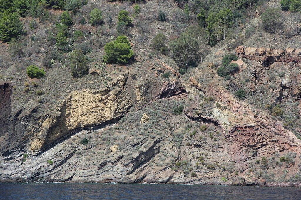 Lipari come base per scoprire le Isole Eolie — parts of a Scoria Cone cropping out at the eastern shore of Monte Rosa peninsula, Lipari Island, Italy