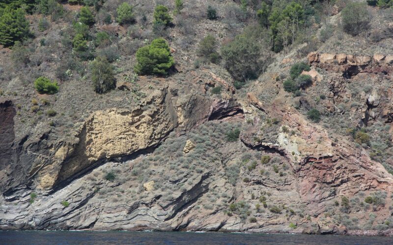 Lipari come base per scoprire le Isole Eolie — parts of a Scoria Cone cropping out at the eastern shore of Monte Rosa peninsula, Lipari Island, Italy