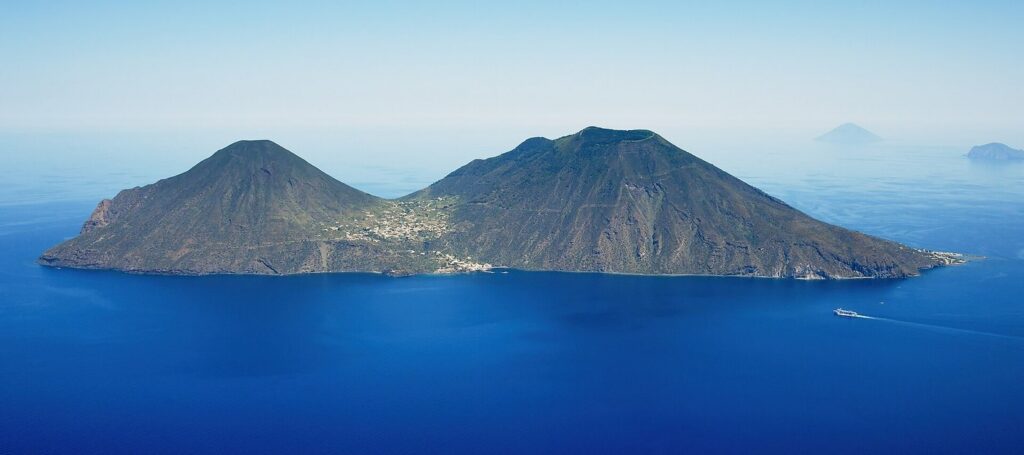 Come visitare Salina partendo da Lipari — Aerial image of Salina (view from the southwest)