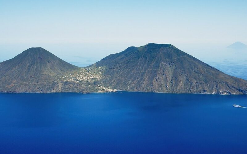 Come visitare Salina partendo da Lipari — Aerial image of Salina (view from the southwest)