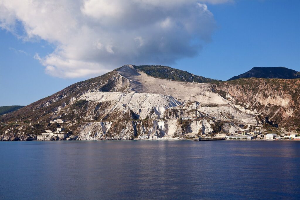 Escursione da Lipari a Vulcano — Pumice mining on the island of Lipari (Aeolian Island, Italy)