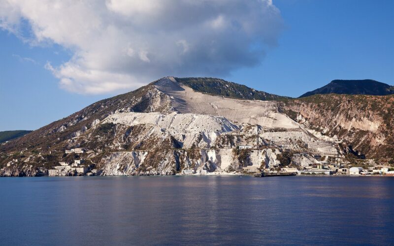 Escursione da Lipari a Vulcano — Pumice mining on the island of Lipari (Aeolian Island, Italy)