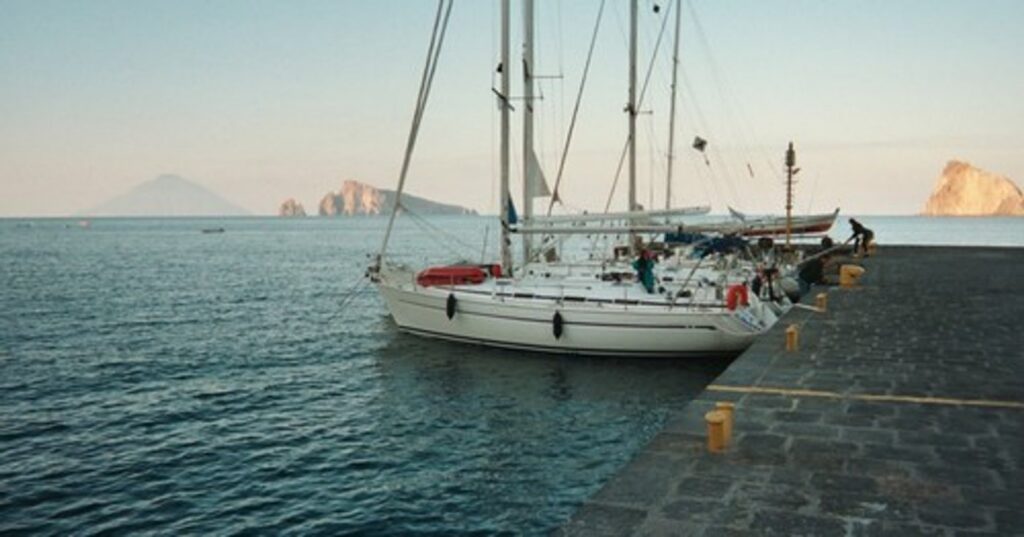 Panarea in giornata da Lipari — Vue du port de Panarea, îles Eoliennes, mai 2002. De gauche à droite: Stromboli, île Basoluzzo, île Dattilo. View from the port of Panarea,