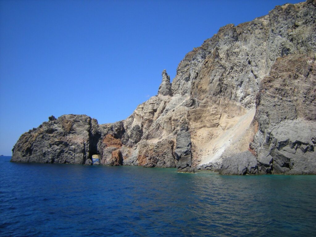 Stromboli da Lipari: come organizzare l’escursione — La Mummia Rock, SW of Lipari, Aeolian Islands, Sicily, Italy