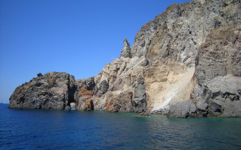 Stromboli da Lipari: come organizzare l’escursione — La Mummia Rock, SW of Lipari, Aeolian Islands, Sicily, Italy