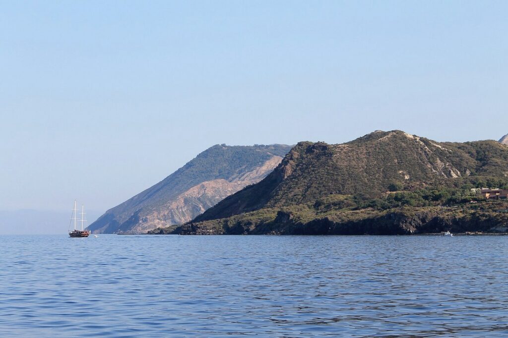 Tour delle Eolie in barca con partenza da Lipari — Sailing toward Porto di Ponente , along the coast of Vulcanello