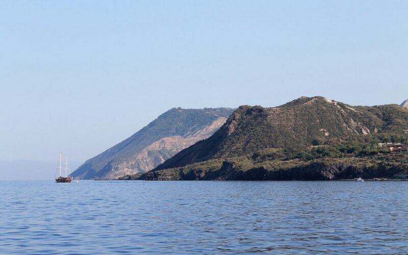 Tour delle Eolie in barca con partenza da Lipari — Sailing toward Porto di Ponente , along the coast of Vulcanello