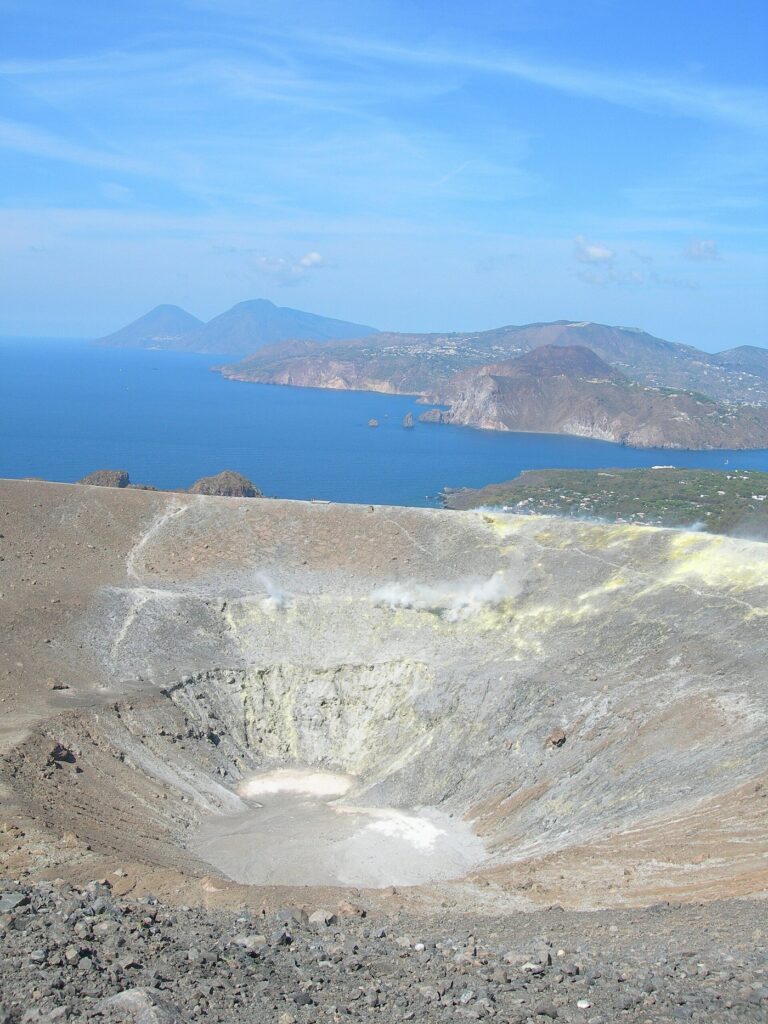 Lipari o Vulcano: quale isola scegliere — The crater of the volcano Vulcano, Vulcano island. The islands Lipari, Filicudi and Alicudi in the background. Aeolian Islands, Italy.