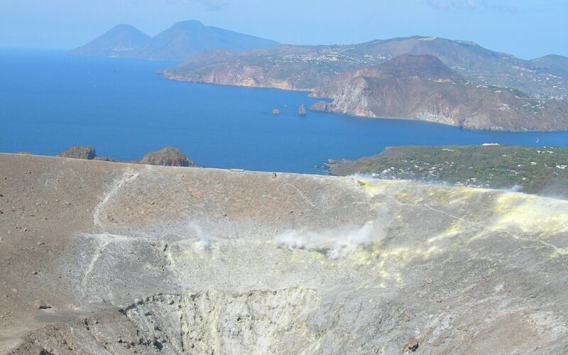Lipari o Vulcano: quale isola scegliere — The crater of the volcano Vulcano, Vulcano island. The islands Lipari, Filicudi and Alicudi in the background. Aeolian Islands, Italy.