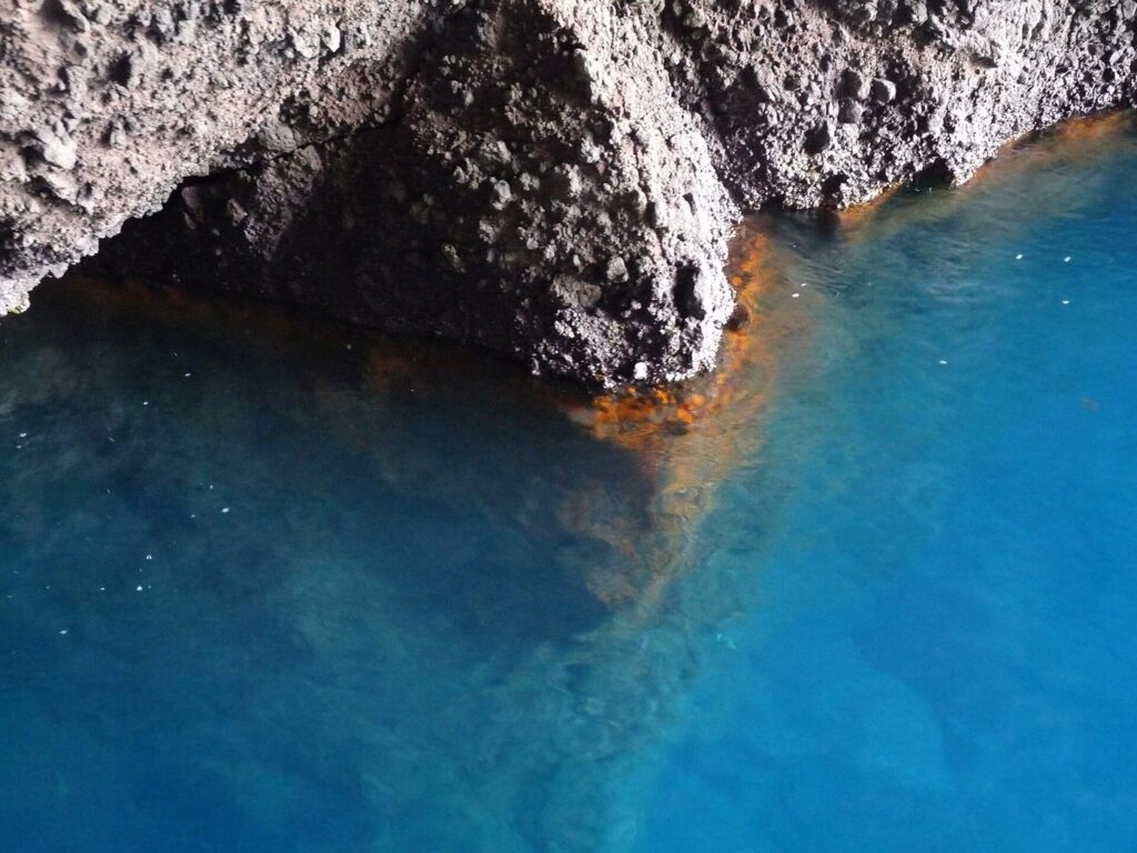 Dove fare snorkeling a Lipari — Côte rocheuse à l'Ouest de l'île de Lipari (Sicile)