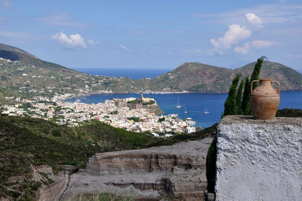 Lipari in autunno: clima e idee di viaggio — A journey to the Aeolian islands.