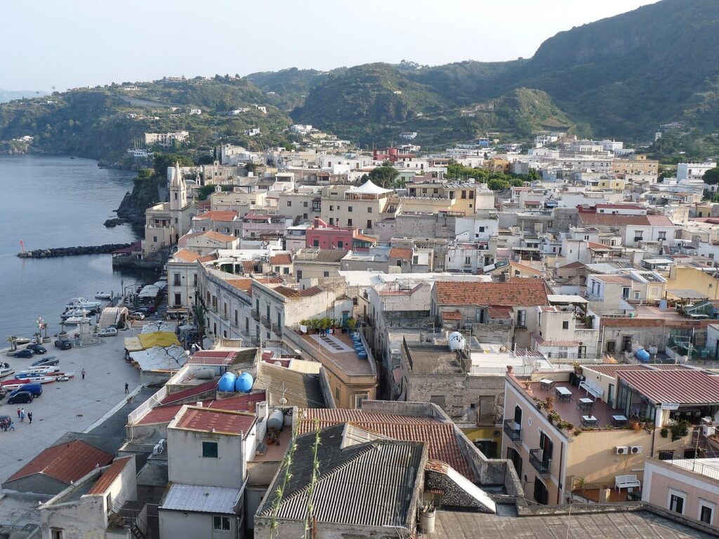 Lipari in estate: consigli per pianificare bene — Depuis la citadelle, vue sur Lipari (îles Eoliennes, Sicile). A gauche, la Piazza Ugo S. Onofrio et l'église San Giuseppe.