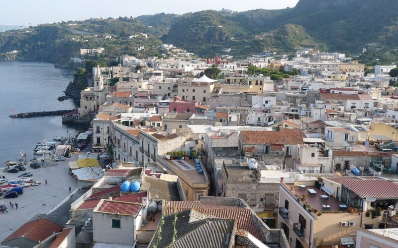 Lipari in estate: consigli per pianificare bene — Depuis la citadelle, vue sur Lipari (îles Eoliennes, Sicile). A gauche, la Piazza Ugo S. Onofrio et l'église San Giuseppe.