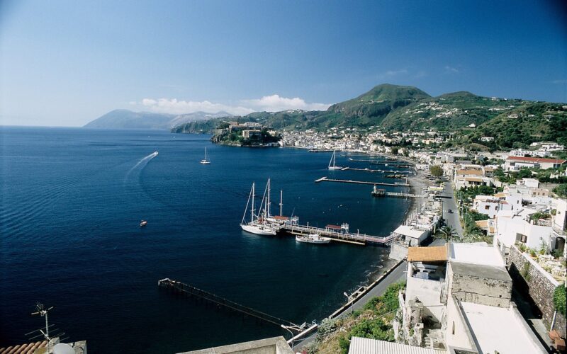 Itinerario a piedi nel centro storico di Lipari — Von der Straße SP 150 nach Canneto Richtung Süden, in Bildmitte liegt der Akropolisfelsen mit dem Kastell und links im Hintergrund die Nachb